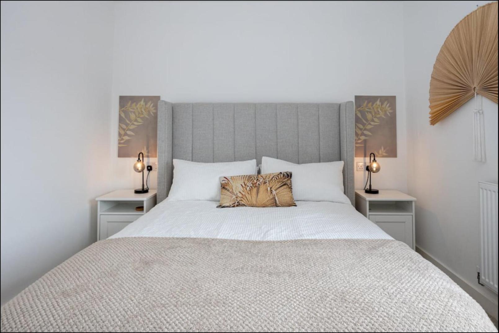 Elegance Retreat - 2 Bed Holiday Home With Parking مانشستر المظهر الخارجي الصورة